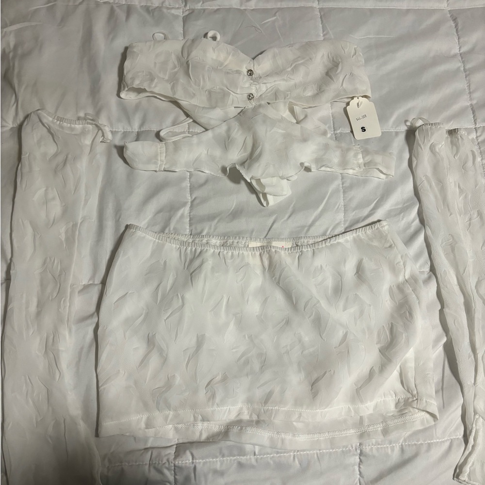 White 4 piece set, perfect for a rave event or party! Brand new with tags!
